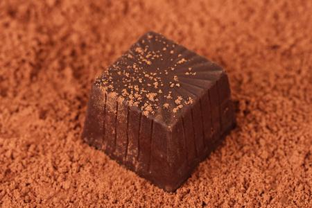 巧克力糖果与可可棕色背景上