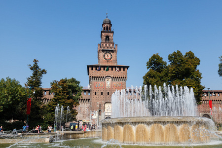 在意大利米兰，伦巴第大区 喷泉和斯福尔扎城堡