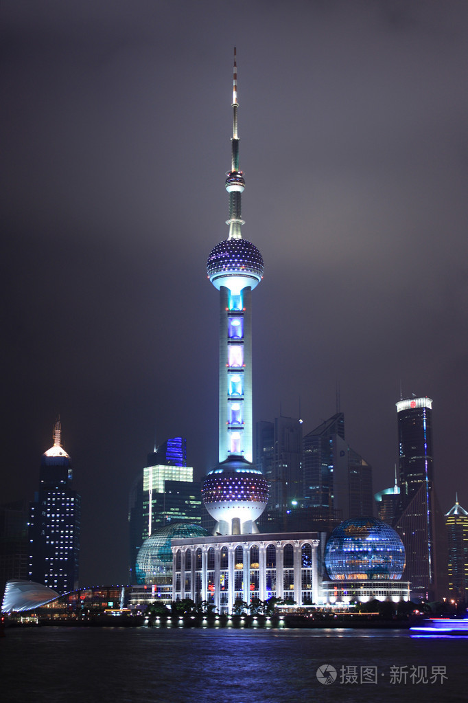 中国上海的东方明珠电视塔在夜景照片-正版商用图片1bn3i0-摄图新视界