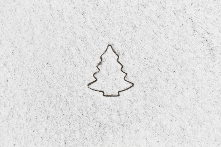 与白雪淹死的圣诞树形状