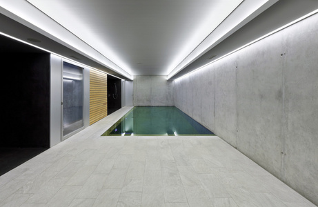 现代房子有游泳池，室内