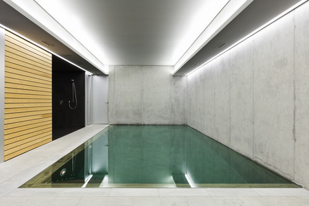 现代房子有游泳池，室内