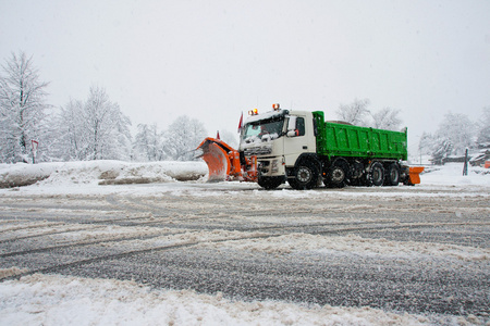 冬季景观与路和车