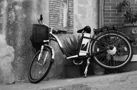意大利街头靠在墙上的老式自行车