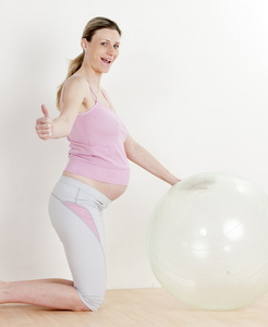 怀孕的女人做练习用球