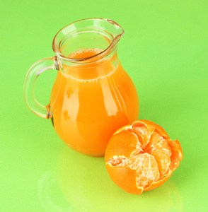 橘汁，木制彩色背景上充分 jug