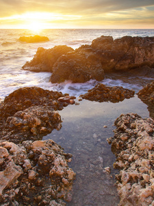 在日落的海边的石头