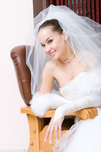 美丽的新娘在一把椅子