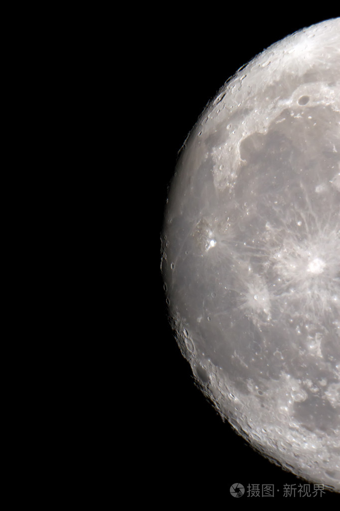 在黑色夜空上的月亮特写射穿了一个望远镜