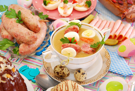 复活节白罗宋汤与鹌鹑蛋和香肠