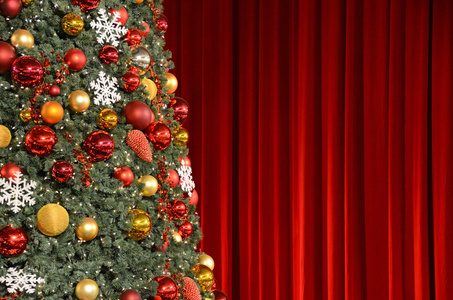 针对红色窗帘的圣诞树