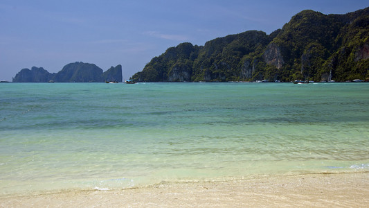 沙滩椅伞与美丽 beach.khai 普吉岛