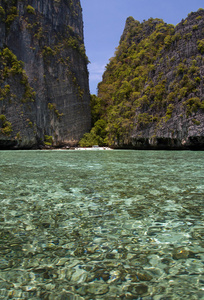 沙滩椅伞与美丽 beach.khai 普吉岛