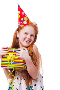 快乐的小女孩与礼品盒在白色背景