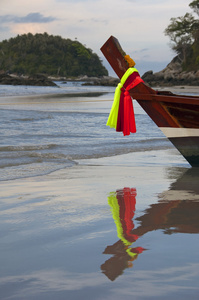 沙滩椅伞与美丽 beach.khai 普吉岛