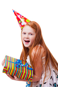 快乐的小女孩与礼品盒在白色背景