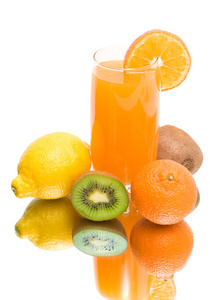 果汁和新鲜水果在白色背景上