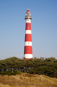 标志性的红色和白色灯塔，在 ameland，荷兰的沙丘