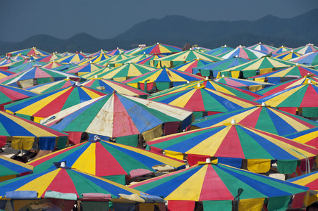 沙滩椅伞与美丽 beach.khai 普吉岛