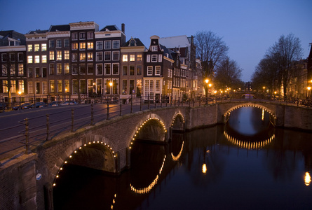 晚上在阿姆斯特丹，荷兰的运河交界处