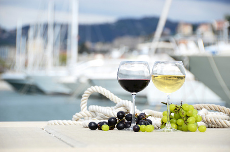 个酒杯和葡萄在拉斯佩齐亚 意大利游艇码头