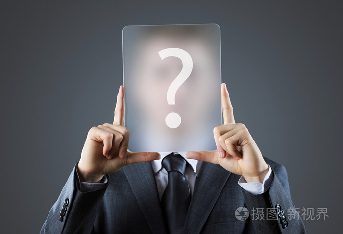年轻商人持有问号标志