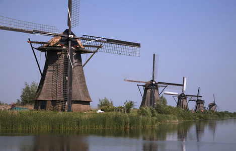 荷兰的风车在荷兰风车村，