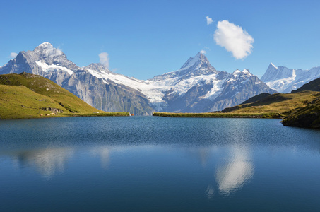 在瑞士伯尔尼阿尔卑斯山中的 bachalp 湖