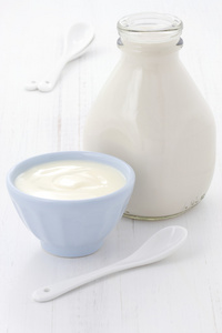 牛奶瓶和原味酸奶