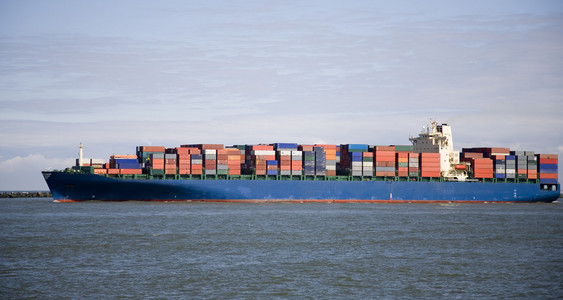 在鹿特丹港口的集装箱船