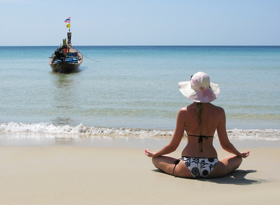泰国普吉岛的海滩上的女孩
