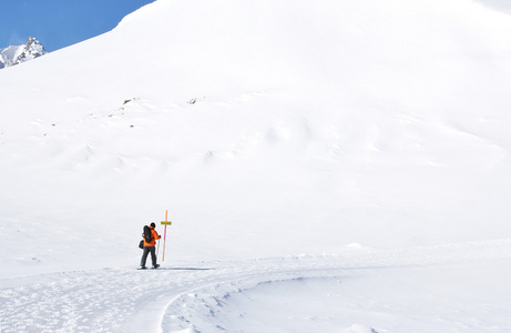 在山径沿途滑雪鞋徒步旅行