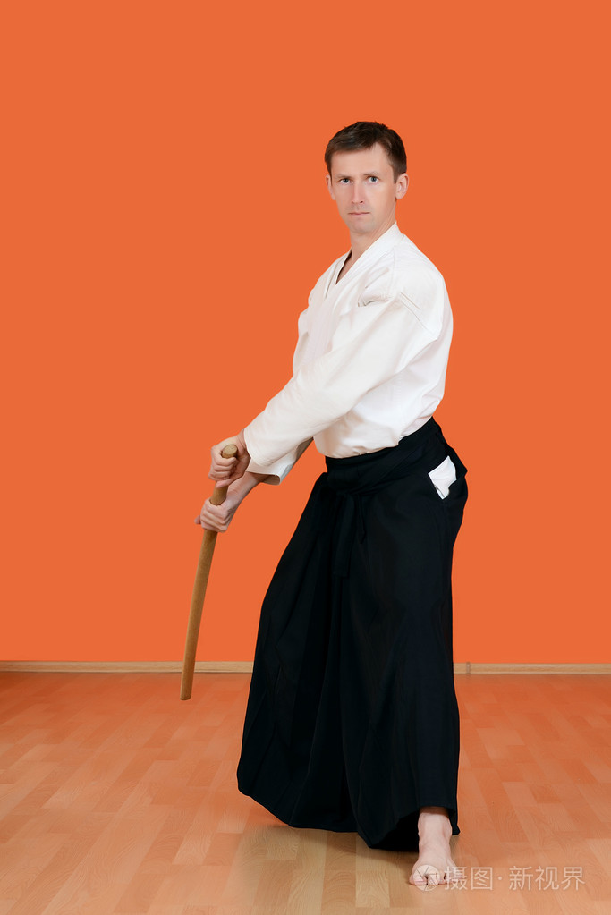该男子进行练习合气道