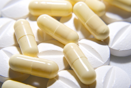 白色和黄色的药丸白色的小药丸和黄色胶囊照片
