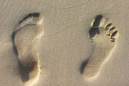 在沙滩上的脚步声照片