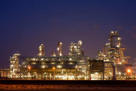 晚上在鹿特丹港口 europoort 荷兰的炼油厂