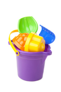 玩具紫色桶与锹和耙子