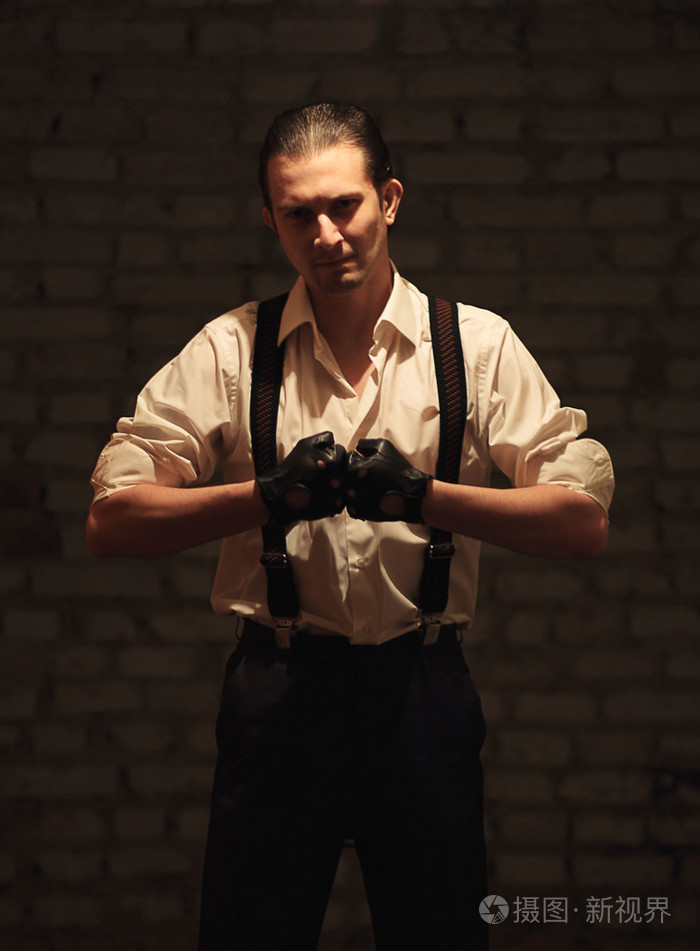 年轻的严重黑手党人的肖像