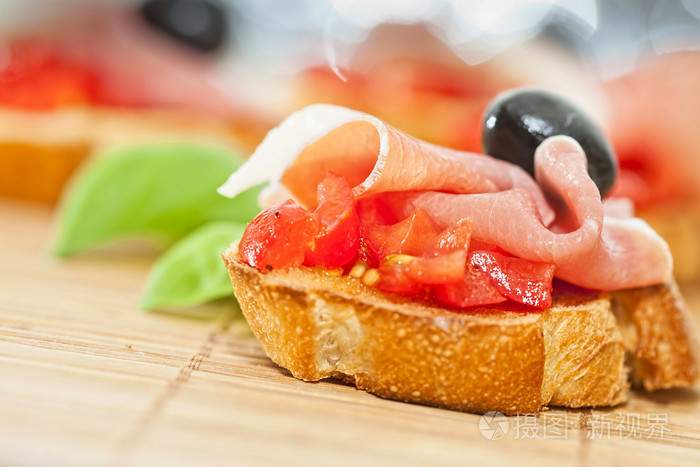 片与西班牙塞拉诺火腿面包