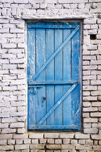 白砖墙上的蓝色木质门