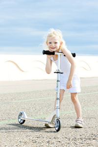 滑板车的小女孩