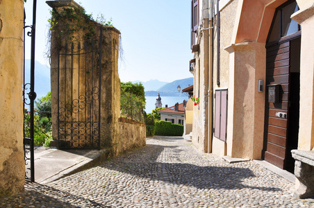 狭窄的街道梅纳焦镇在著名意大利科莫湖