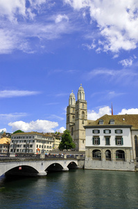 苏黎世市政厅和 grossmuenster 教会横跨 limmat 河