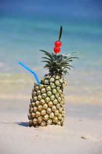 菠萝鸡尾酒热带海滩上