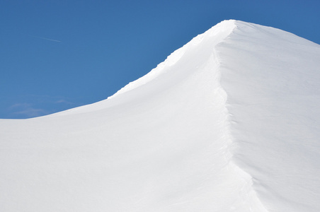 在瑞士的阿尔卑斯山 snowdrifts