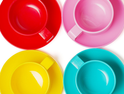 塑料彩色杯子和盘子完美的野餐