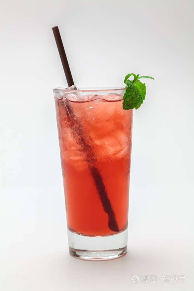 在玻璃中的红色浆果果汁