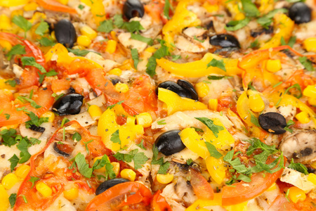 美味的比萨与蔬菜 鸡肉 橄榄特写