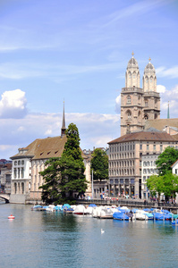 苏黎世市政厅和 grossmuenster 教会横跨 limmat 河