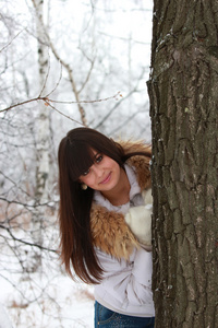 在树附近漂亮微笑女孩